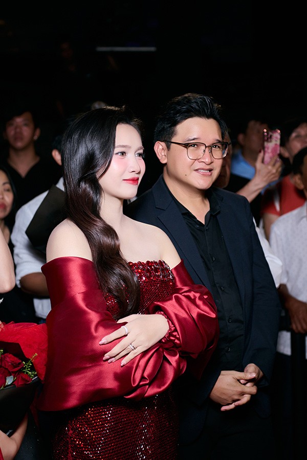 Mai Bảo Ngọc hồi đầu tháng 4 cùng chồng thông báo tin vui mới sinh em bé nhưng chỉ chưa đầy nửa tháng sau sinh, cô xuất hiện với diện mạo cực kỳ cuốn hút. Nhan sắc người đẹp mặn mà và lấy lại dáng gây ngỡ ngàng.