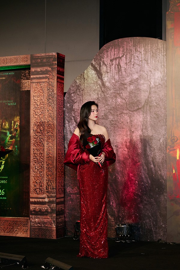 Các nhiếp ảnh gia tại sự kiện ghi lại khoảnh khắc cô tự tin giao lưu cùng truyền thông, cho thấy sự chuẩn bị kỹ lưỡng và tinh thần sẵn sàng quay lại với công việc.