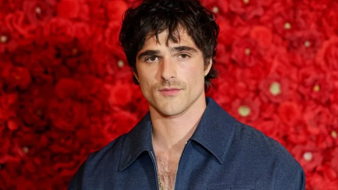 Jacob Elordi cũng là một mỹ nam được hàng triệu fan nữ yêu thích.