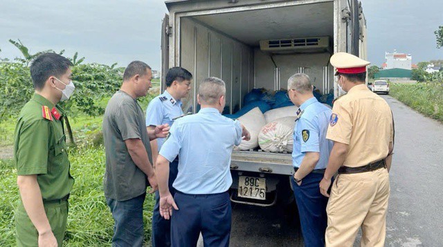 Khi xe ô tô tải mang BKS 89C-121.75 đang di chuyển qua địa phận tổ dân phố Lỗ Xá (phường Mỹ Hào), lực lượng chức năng tỉnh Hưng Yên đã tiến hành kiểm tra đột xuất và phát hiện xe ô tô này đang vận chuyển 1.040kg sản phẩm động vật là lòng lợn tươi sống chưa qua chế biến.