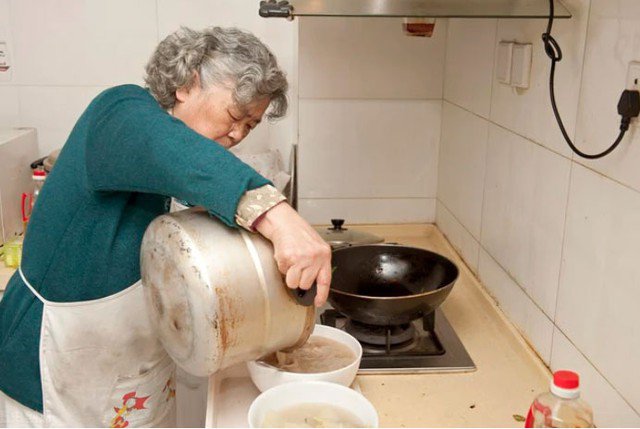 Gia đình ông Trương không đối xử với bà như người làm, mà như một người thân. Những dịp lễ Tết, bà luôn có mặt trong mâm cơm gia đình. Những chuyến đi xa, bà cũng được mời đi cùng. Ảnh minh họa