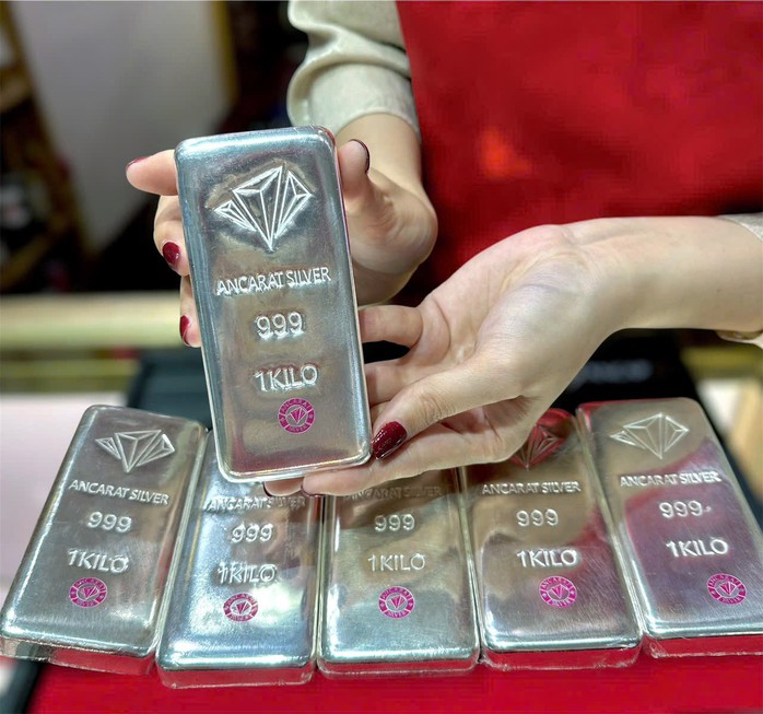 Giá bạc giảm liên tiếp trong những ngày qua