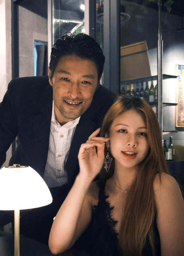 Facebook Kalli Nguyễn đăng tải hình ảnh cô và Johnny Trí Nguyễn với dòng trạng thái: "Vì hôm nay cả hai chúng ta đều ăn mặc hơi chỉnh tề một chút".