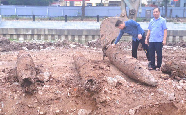 3 cọc gỗ cổ được phát hiện dưới sông Vân, nghi có từ thời Trần