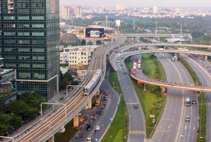 Tàu metro Bến Thành - Suối Tiên di chuyển trên xa lộ Hà Nội (đường Võ Nguyên Giáp). Ảnh: Quỳnh Trần