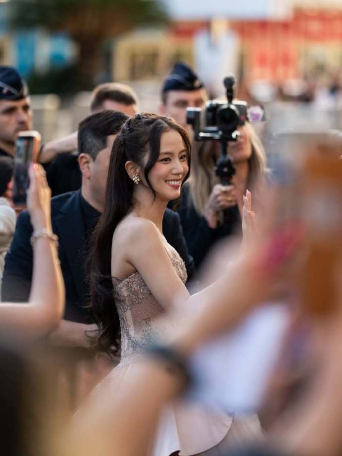 Jisoo (Blackpink) như nàng công chúa trên thảm hồng Cannes - 4