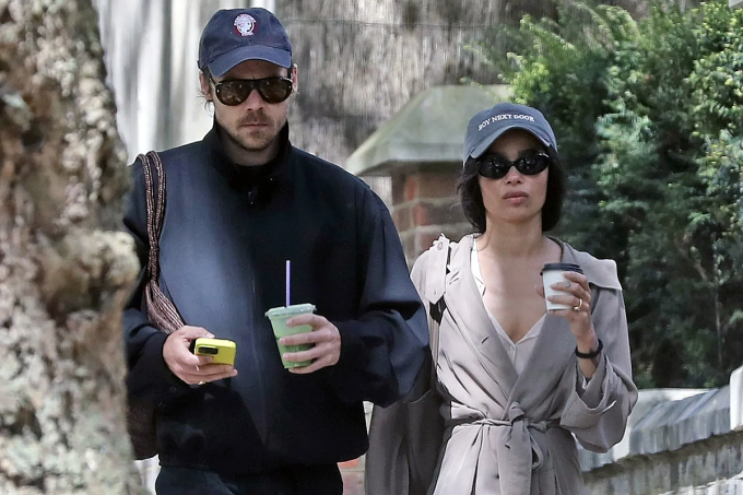 Harry Styles và người yêu trên phố London hôm 19/4. Chiếc nhẫn trên ngón tay trái của Zoë Kravitz khiến công chúng cho rằng họ đã đính hôn. Ảnh: Backgrid