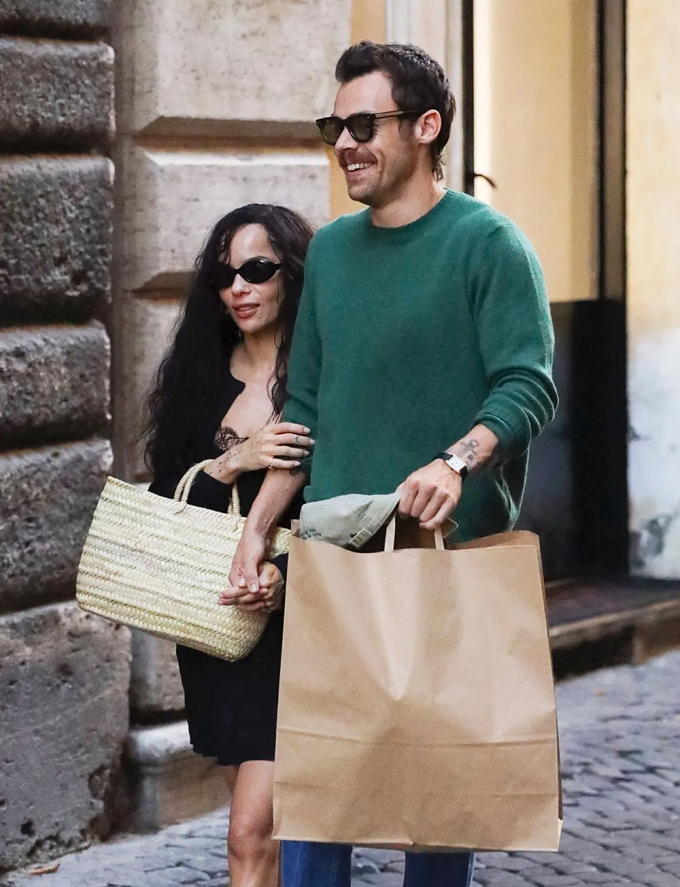 Hai nghệ sĩ tay trong tay tại Rome hồi tháng 9/2025. Ảnh: Backgrid