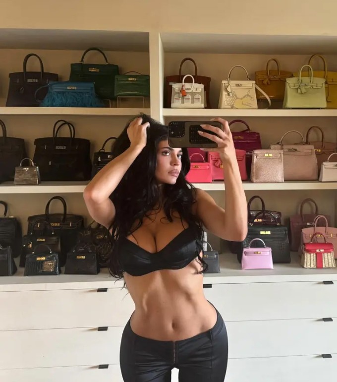 Kylie Jenner bên tủ đồ hàng hiệu trong biệt thự riêng.