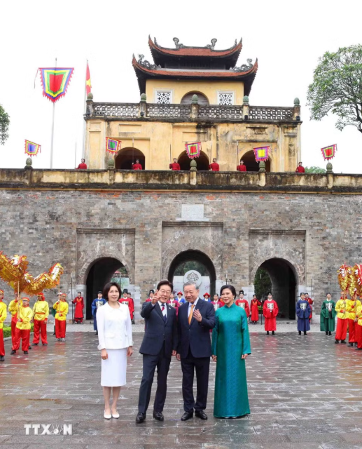 Tổng Bí thư, Chủ tịch nước Tô Lâm và Phu nhân Ngô Phương Ly cùng Tổng thống Hàn Quốc Lee Jae Myung và Phu nhân Kim Hye Kyung tại Hoàng Thành Thăng Long. Ảnh: TTXVN