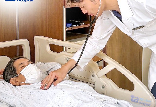 Bác sĩ Huy đang khám cho ông Hưng. Ảnh: BVCC