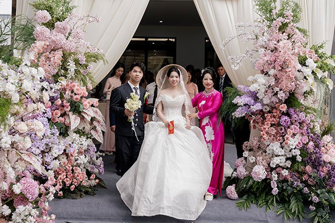 Chú rể đi bộ sang đón dâu&nbsp;