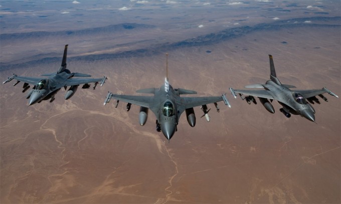 Tiêm kích F-16 Mỹ hoạt động tại Trung Đông trong ảnh công bố ngày 17/4. Ảnh: CENTCOM