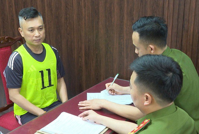 Công an đấu tranh với đối tượng cầm đầu đường dây. Ảnh: Công an Thanh Hóa