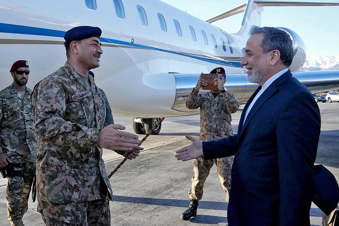 Bộ trưởng Bộ Ngoại giao Iran Abbas Araghchi tiếp đón Thống soái Asim Munir, Tư lệnh Quân đội Pakistan, tại Tehran hôm 15-4 - Ảnh: BỘ NGOẠI GIAO IRAN