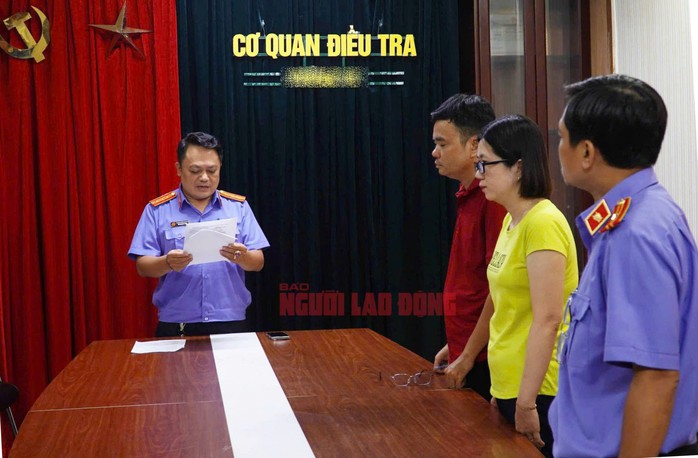 Cơ quan Điều tra VKSND Tối cao tống đạt quyết định tố tụng đối với Ly và Cảnh. Ảnh: Cơ quan Điều tra VKSND Tối cao