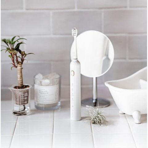 Chính việc sử dụng bàn chải điện trong khoảng thời gian "không ai đáng lẽ có mặt ở nhà" đã trở thành bằng chứng quan trọng, giúp vạch trần người chồng ngoại tình. Ảnh minh họa