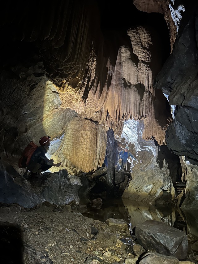 Hình ảnh bên trong hang Nước Lặn