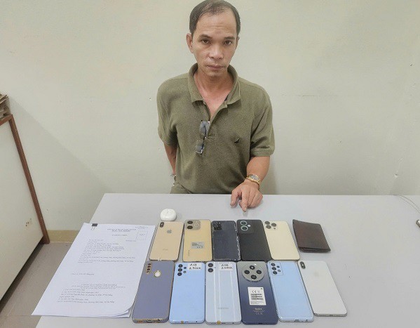 Đối tượng Trần Duy Khoa cùng tang vật. Ảnh: Công an TP Đà Nẵng.