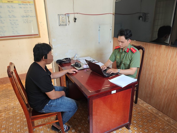 Công an làm việc với một chủ tài khoản mạng xã hội đăng tải thông tin sai sự thật