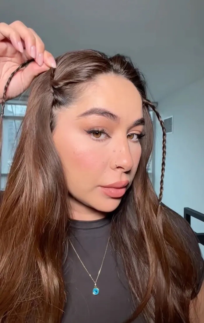 Fro Moniz gây sốt trên TikTok sau khi chia sẻ cách cô tự thực hiện nâng cơ mặt mini 0 đồng.