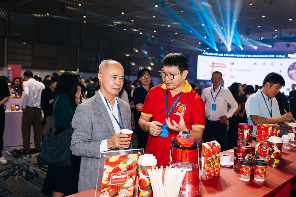 Cổ Đông trải nghiệm sản phẩm Vinacafe tại sự kiện