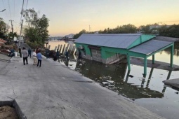 Sạt lở nghiêm trọng ở Cà Mau khiến tài sản hơn 3 tỉ đồng bị kéo xuống sông