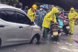 Thêm một xe ô tô bất ngờ sụt hố khi đang lưu thông trên đường ở Hà Nội