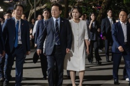 Tổng thống Hàn Quốc và phu nhân ăn kem, dạo Hồ Gươm