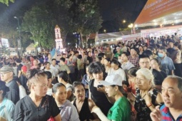 Hình ảnh ùn ùn đi thưởng thức bánh mì tại lễ hội ở trung tâm TPHCM tối 23-4