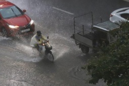 Liên tiếp cảnh báo mưa ở Hà Nội, dông lốc ở Hạ Long