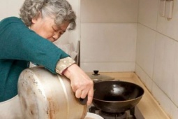 15 năm làm giúp việc cho ông chủ giàu có, ngày nghỉ việc tôi bật khóc khi mở túi quà