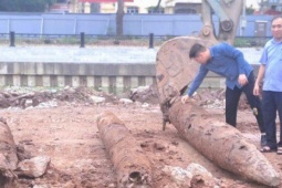 Cận cảnh 3 cọc gỗ cổ phát hiện dưới sông, nghi có từ thời Trần