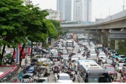 Người dân lũ lượt rời Thủ đô về nghỉ lễ, cửa ngõ phía Nam Hà Nội ùn tắc cục bộ