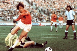 Hà Lan vướng lùm xùm tiệc thác loạn với 2 cô gái khỏa thân, gặp bi kịch ở World Cup 1974