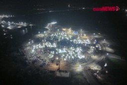 Đại công trường rực sáng xuyên đêm, tăng tốc xây sân vận động lớn nhất thế giới