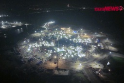 Đại công trường rực sáng xuyên đêm, tăng tốc xây sân vận động lớn nhất thế giới