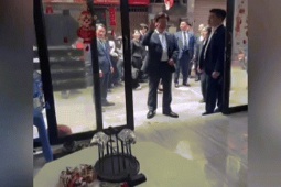 Đang đi gội đầu, cô gái bất ngờ gặp Tổng thống Hàn Quốc