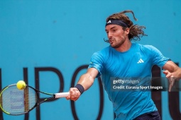 Tennis đỉnh cao Madrid Open: Tsitsipas ngược dòng vất vả, Sabalenka thắng dễ