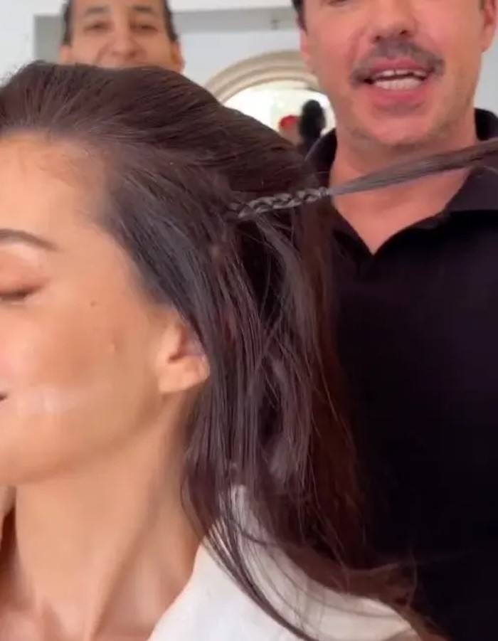 Anne Hathaway và chuyên gia tạo kiểu tóc của cô chia sẻ bí quyết sở hữu khuôn mặt trẻ trung mà không cần can thiệp dao kéo,