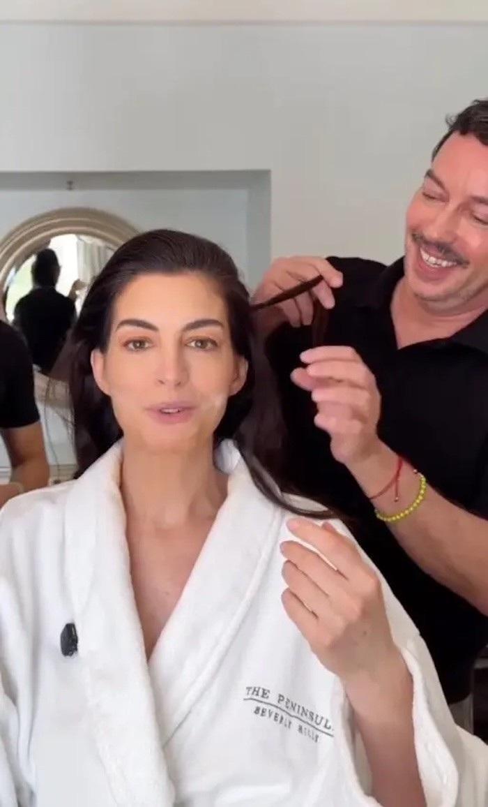 Anne Hathaway và chuyên gia tạo kiểu tóc của cô chia sẻ bí quyết sở hữu khuôn mặt trẻ trung mà không cần can thiệp dao kéo,
