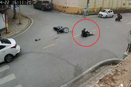 Clip: Qua ngã tư phóng nhanh, thanh niên đâm ô tô rồi “ngồi dỗi” giữa đường