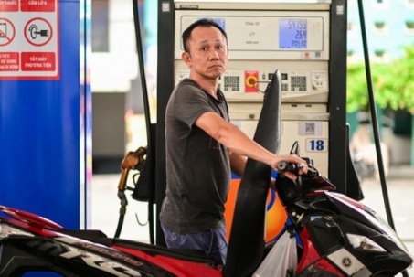 Giá xăng dầu hôm nay 24/4 mới nhất: Dầu thế giới tăng vượt 107 USD/thùng, trong nước giảm sâu