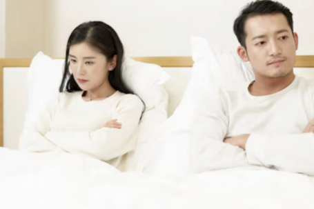 Vợ 'vinh danh' bạn thân giữa khu chung cư vì đã ngoại tình với chồng mình suốt 5 năm