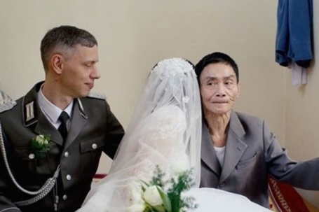 Đến Việt Nam giúp mẹ tìm lại học trò cũ, chàng trai Đức cưới được vợ như ý