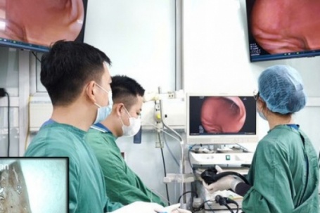 Người đàn ông cấp cứu sau bữa ngan luộc