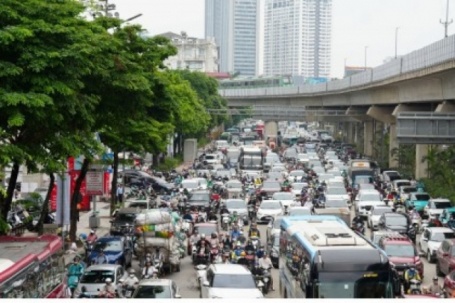 Người dân rời Thủ đô về nghỉ lễ, cửa ngõ phía Nam Hà Nội ùn tắc cục bộ