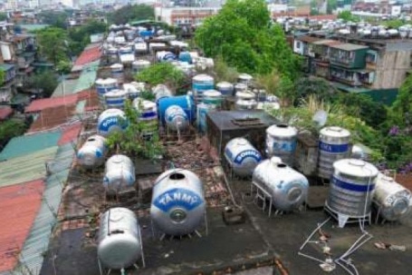 Tập thể Thanh Xuân Bắc cõng hàng nghìn bom nước trên mái