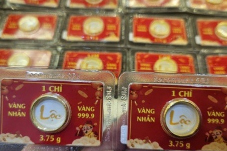 Giá vàng miếng SJC và vàng nhẫn tiếp tục lao dốc