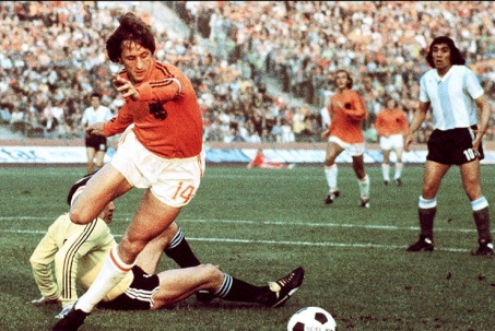 Sao Hà Lan vướng lùm xùm tiệc thác loạn với 2 cô gái khỏa thân, gặp bi kịch ở World Cup 1974